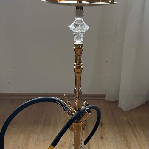 Elegante Shisha mit goldenen Akzenten und Glasbasis, ideal für Genuss und Dekoration.