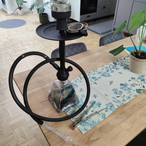 Rauchsäule auf Esstisch, mit Pflanzen und moderner Küche im Hintergrund, ideal für Shisha-Liebhaber.