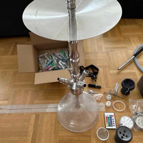 Wasserpfeife mit Metallbasis, Glasbehälter und Zubehör, unbenutzt, für Shisha-Rauchgenuss.