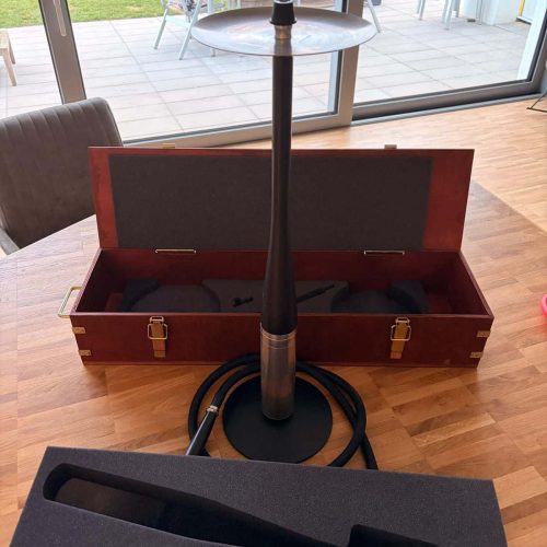 Shisha mit Glasbowl, Zubehör und Transportkoffer.