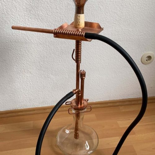 Rauchsäule mit Wasserpfeife, Shisha, Hookah, auf Holzboden stehend.