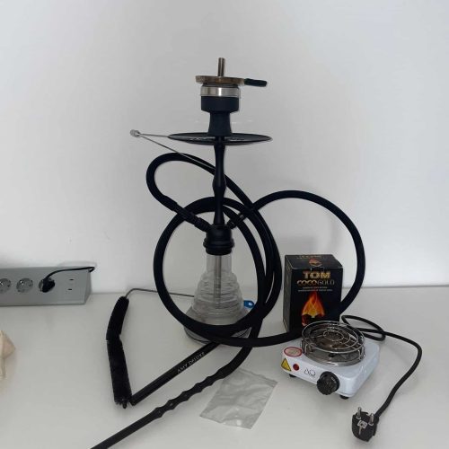 Rauchsäule mit Glasbowl, Schlauch und Heizgerät, ideal für Shisha-Liebhaber.
