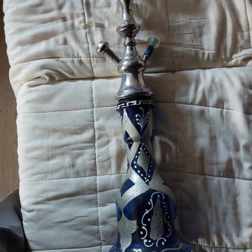 Detaillierte Shisha mit silbernem Kopf und blauer Dekoration, ideal für den Gebrauch zu Hause oder i.
