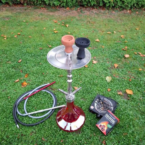 Raucherset mit Wasserpfeife, Schlauch, Tabak und Zubehör für Shisha-Genuss.