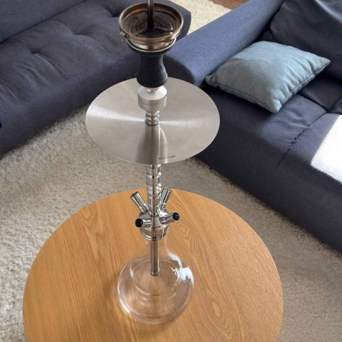 Shisha-Kohle auf einem Tabakset, auf einem Tisch im Wohnzimmer.
