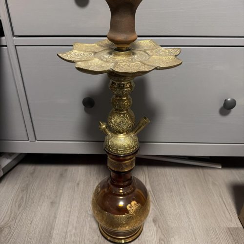 Alte Shisha mit kunstvollem Kopf und goldenen Details.
