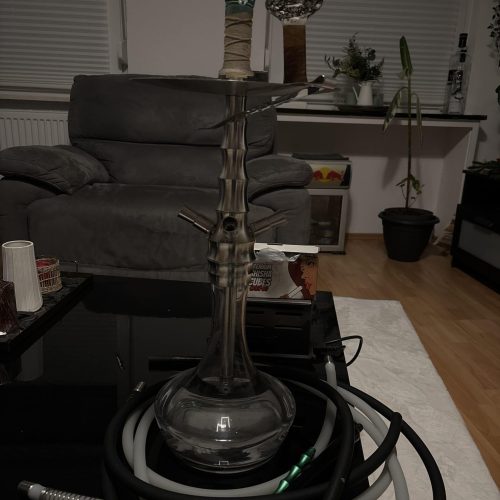 Rauchsäule mit Wasserpfeife auf einem Tisch im Wohnzimmer.