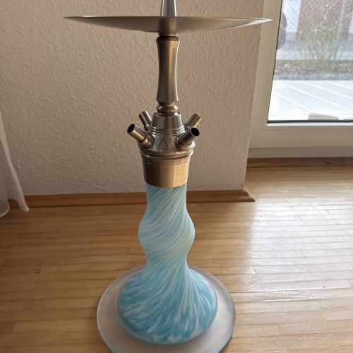 Moderne Wasserpfeife mit blauer, spiralförmiger Basis.