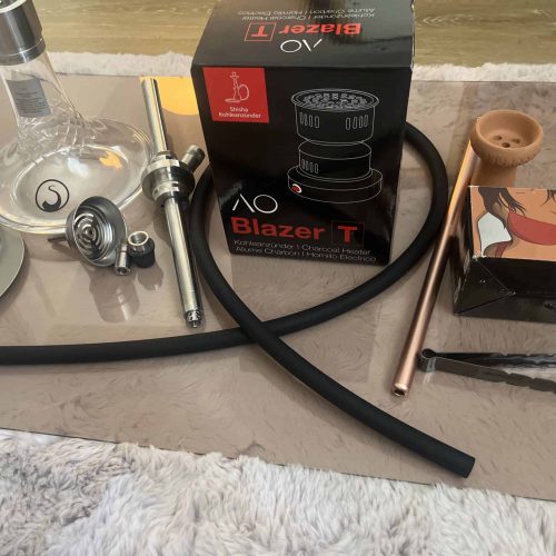 Hochwertiges Shisha-Zubehör mit Kohleanzünder, Schlauch und Dichtung.