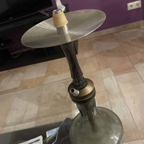 Rauchsäule für Shisha mit Metallaufsatz und Glasbasis, ideal für Wasserpfeifen.