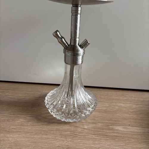Rauch-Hookah mit Glasbasis, Metallaufsatz und Keramikkopf.