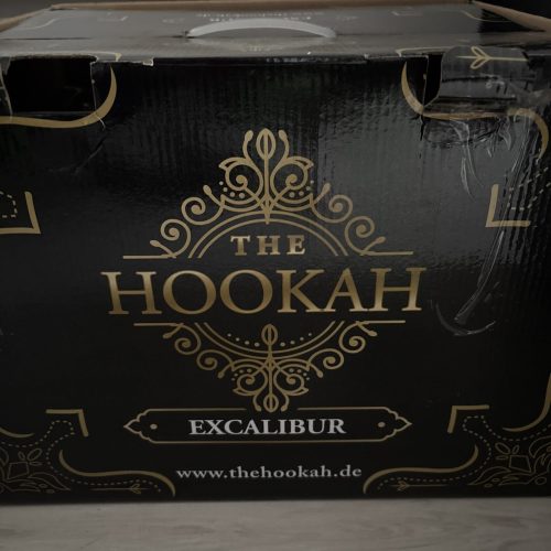 Hochwertige Hookah Excalibur Verpackung in Schwarz mit Golddekor.