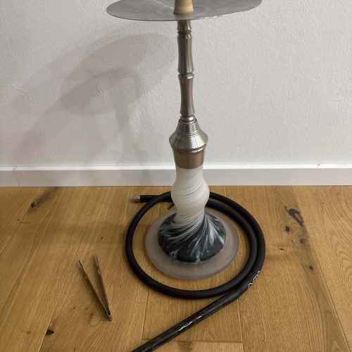 Shisha-Hookah mit Metall- und Glasbowl, Zubehör und Tauchrohr.