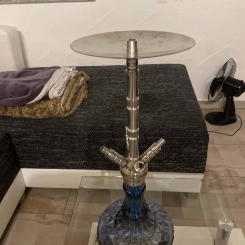 Dekorative Shisha mit Glasbasis und Metallrohren.