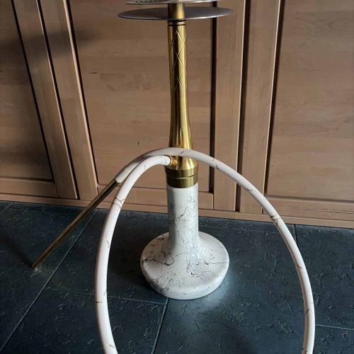 Shisha-Stand mit Glasbowl und Schlauch, auf Boden stehend.