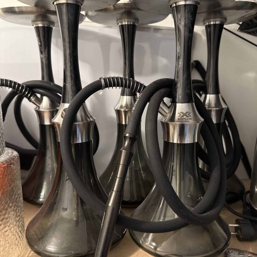 Mehrere Shisha-Hookahs aus Edelstahl, ideal für den Gebrauch zu Hause oder im Café.