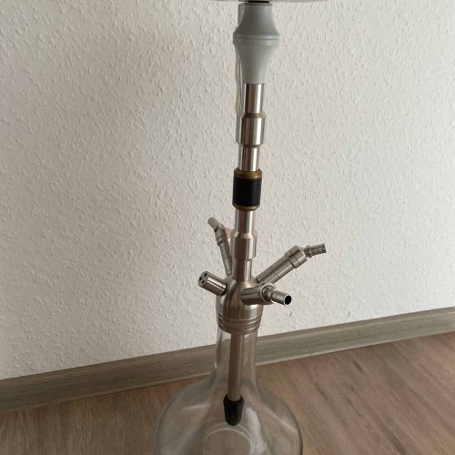 Moderne Shisha mit Glasbasis und Metallteilen, ideal für Raucher.