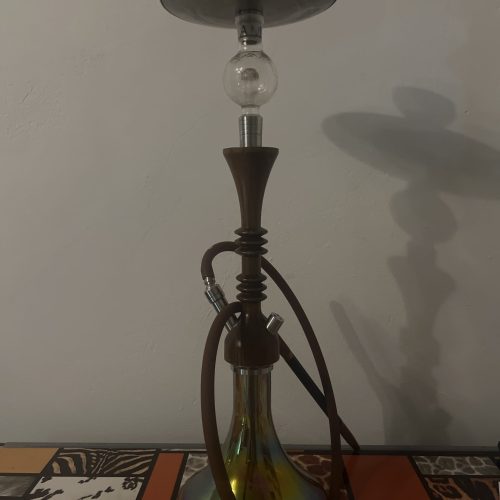 Alte Shisha mit Glasbasis und Silikonschlauch.