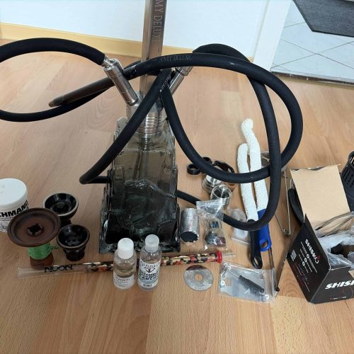 Komplettes Shisha-Zubehör mit Schlauch, Tabak und Zubehör.