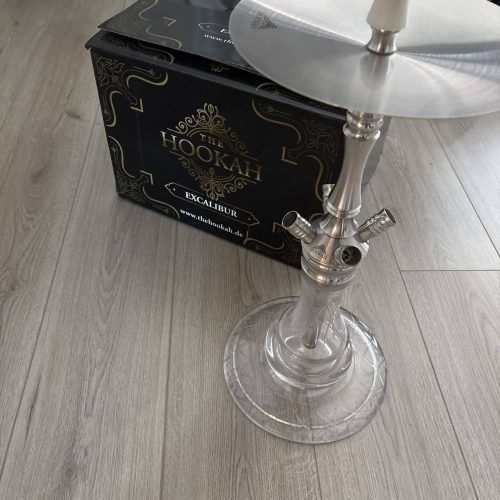 Hochwertige Hookah mit Glasbasis und Metallaufsatz, ideal für Shisha-Liebhaber.