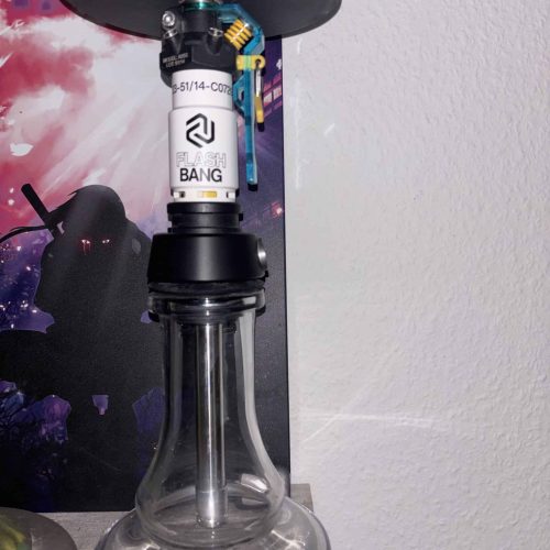 Transparente Shisha Glasbowl mit Metall- und Kunststoffteilen.