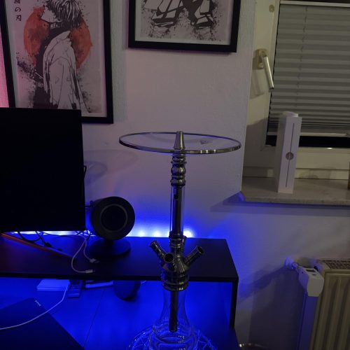 Dekorative Rauchsäule auf Tisch mit Shisha, moderne Wohnzimmerdekoration, entspannte Atmosphäre.