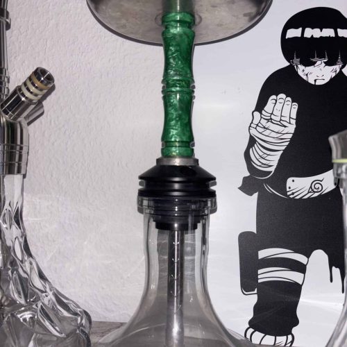 Grüne Shisha mit Glasbowl und Metallstück, Nahaufnahme.