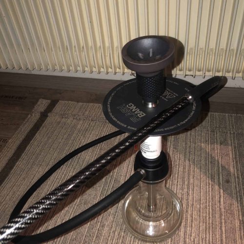 Rauchsäule mit Shisha-Head, Schlauch und Glasbowl, ideal für Wasserpfeifen.