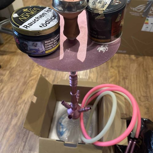 Shisha mit Tabak und Schlauch, perfekt für Raucherlebnisse.