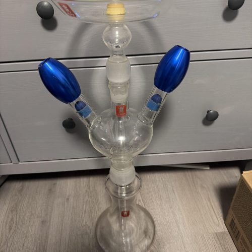 Hochwertige Wasserpfeife mit blauen Glasaufsätzen und Glasbowl.