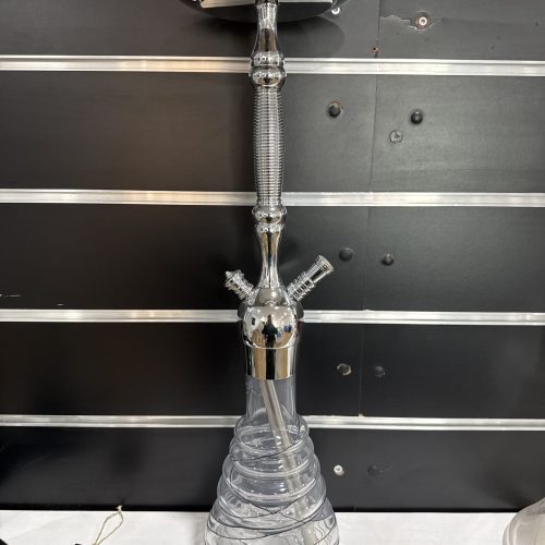 Dekorative Shisha mit Glasbase und Metallrohr.