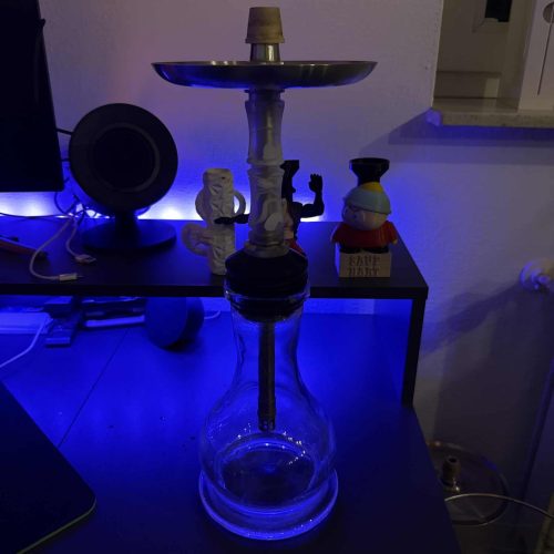 Wasserpfeife mit Wasser und Zubehör, beleuchtet mit blauer LED.