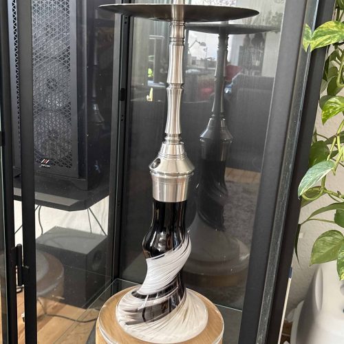 Hochwertige Shisha mit Metall- und Holzdetails, auf Glasregal präsentiert.