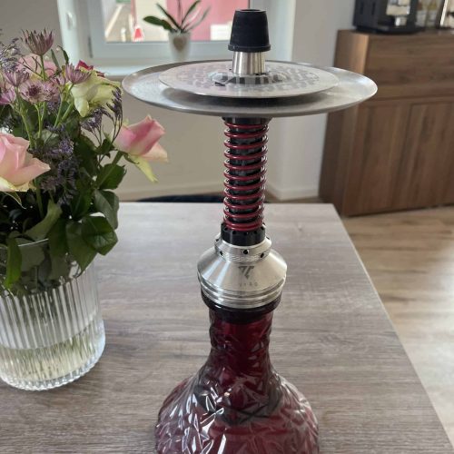 Shisha-Glasbowl mit Metallaufsatz und Feder.