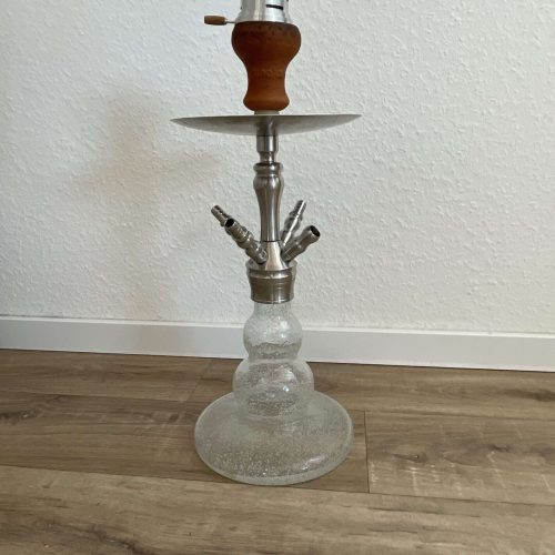 Rauchsäule mit Holz-Mundstück, Ablage und Glasbasis, ideal für Shisha-Liebhaber.