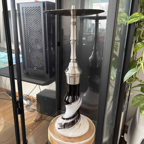 Hochwertige Shisha mit Metall- und Glasbowl im Glasvitrine.