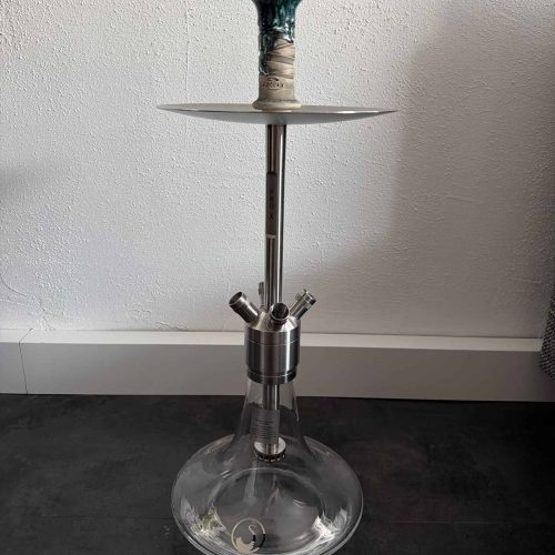 Moderne Shisha mit Glasbowl und Metallstange.