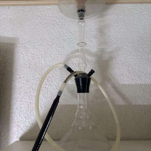 Transparente Glasbowl Shisha mit Schlauch und Kopf.
