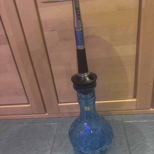 Rauch-Hookah mit blauer Glasbasis und Metallaufsatz.