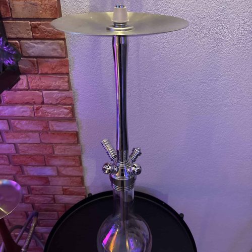 Rauchsäule auf Glasbasis mit Metallplatte, ideal für Shisha-Events und Dekorationen.