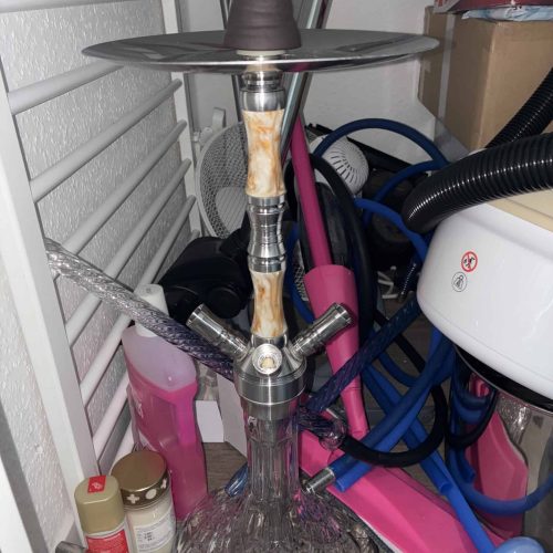 Shisha mit Glasbowl, Schlauch und Zubehör in Lagerraum.