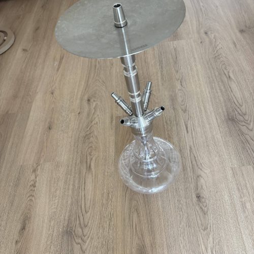 Altglas-Shisha mit Metallaufsatz und Glasbasis.