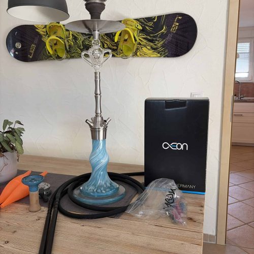 Hookah mit Skateboard-Design und Zubehör auf Tisch.