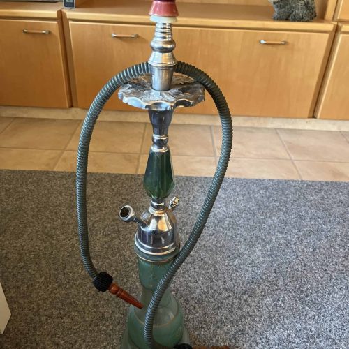 Alte Shisha mit Metall- und Glasbestandteilen.