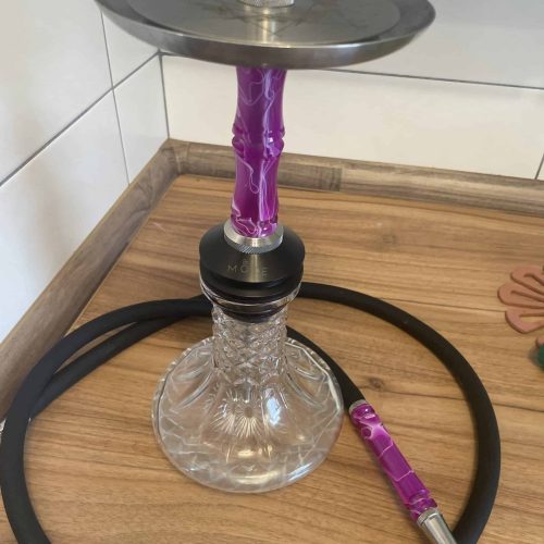 Shisha mit Glasbowl, Silikonschlauch und Metallaufsatz, ideal für Genuss und Entspannung.