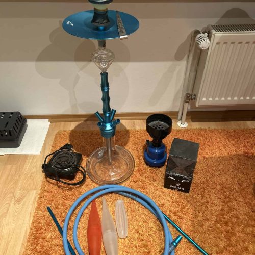 Wasserpfeife mit blauen und schwarzen Elementen, Zubehör und Verpackung.