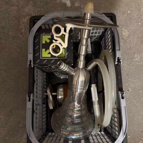 Shisha-Zubehör, Kopf, Schlauch und Dichtungen im Korb.