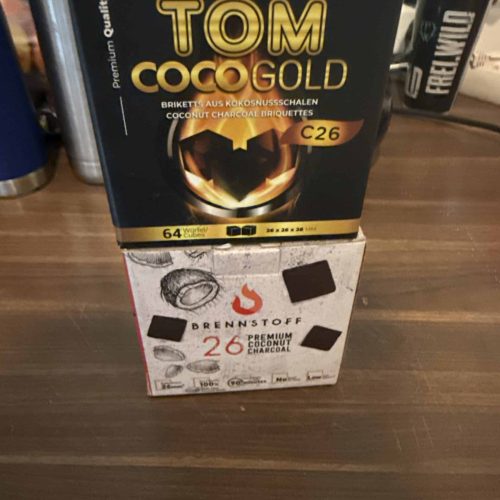 TOM Coco Gold Tabak in Verpackung auf Tisch.