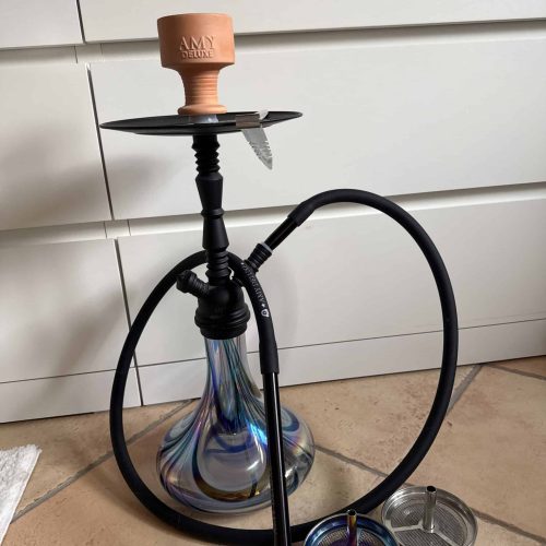 Moderne Shisha mit Glasbasis und Zubehör, ideal für Raucherlebnisse.