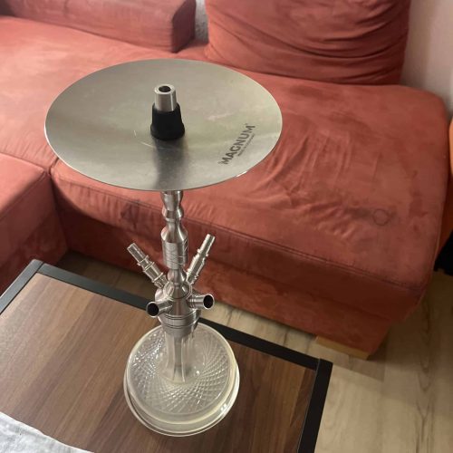 Rauchsäule mit Metalldisc auf einem Couchtisch, Glasbasis, für Shisha-Dampfer.